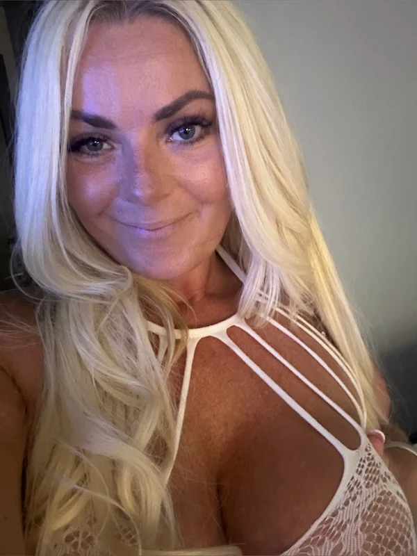 Sararosexo OnlyFans creator with exclusive content