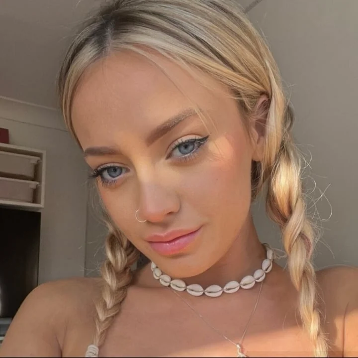 Scarlettmayellis OnlyFans blue eyed British creator