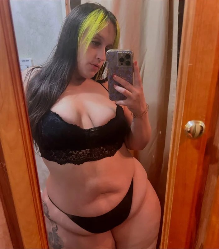 Shelbytoopeachy OnlyFans with curvy body