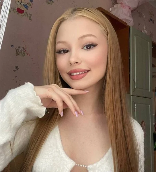 shelly_moss OnlyFans Profile shelly_moss OnlyFans doll-like appearance