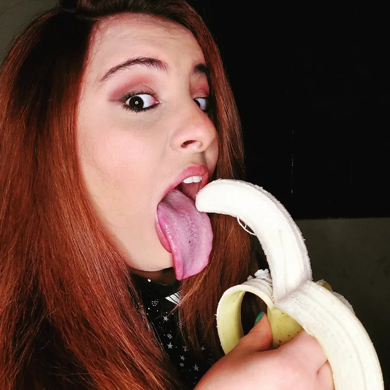 Sofialins2 OnlyFans Brazilian tongue model