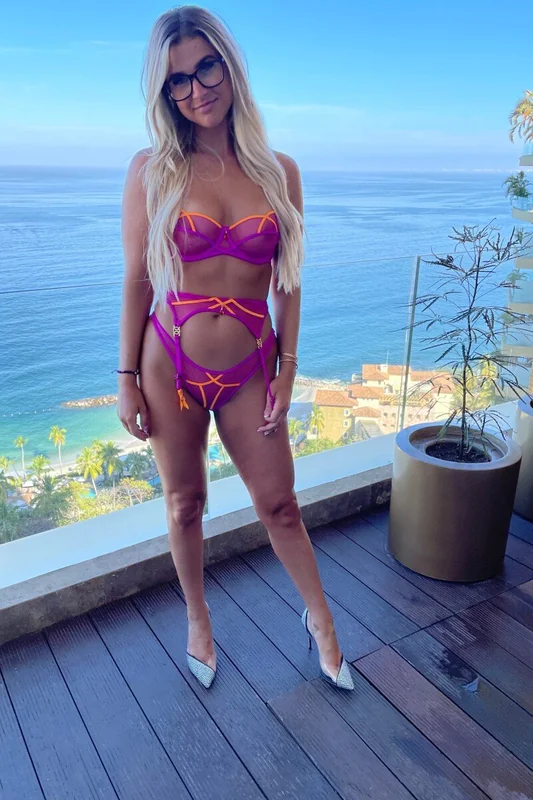 Alivia OnlyFans creator with authentic content