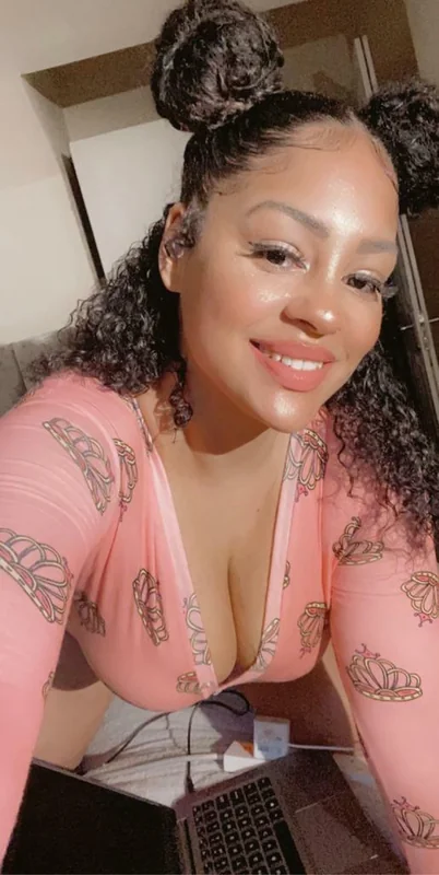 Talent on OnlyFans showcasing her natural beauty