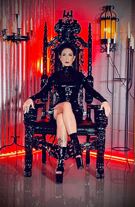 Temptress Raven Eve OnlyFans profile with exclusive content