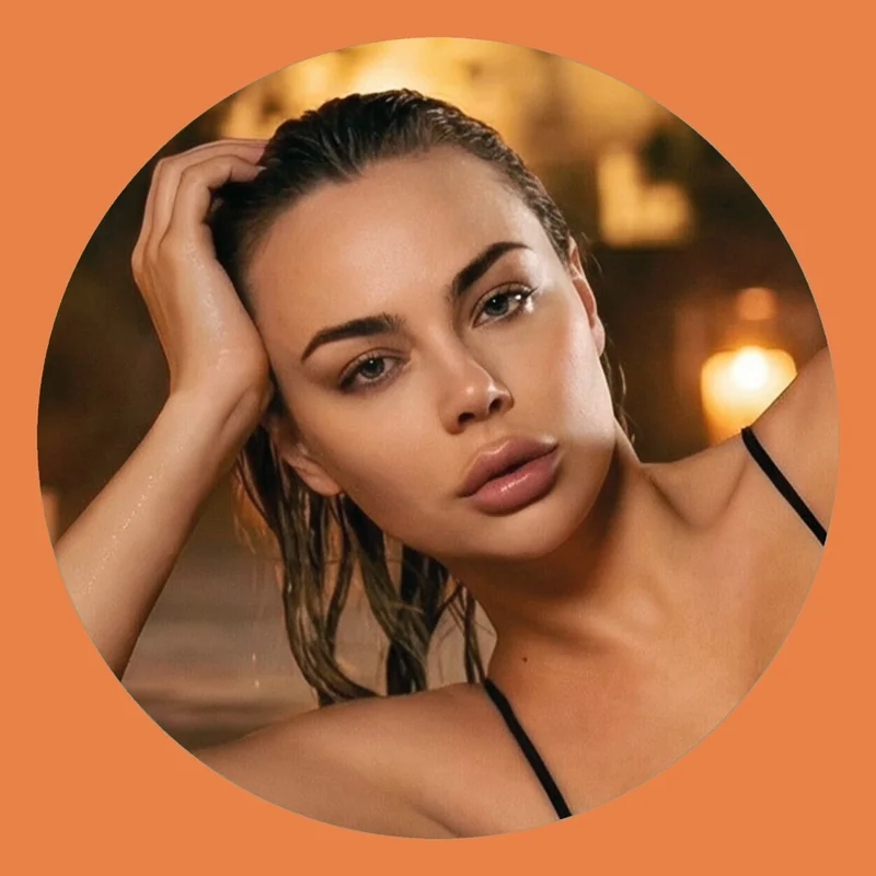 Mira OnlyFans brunette creator