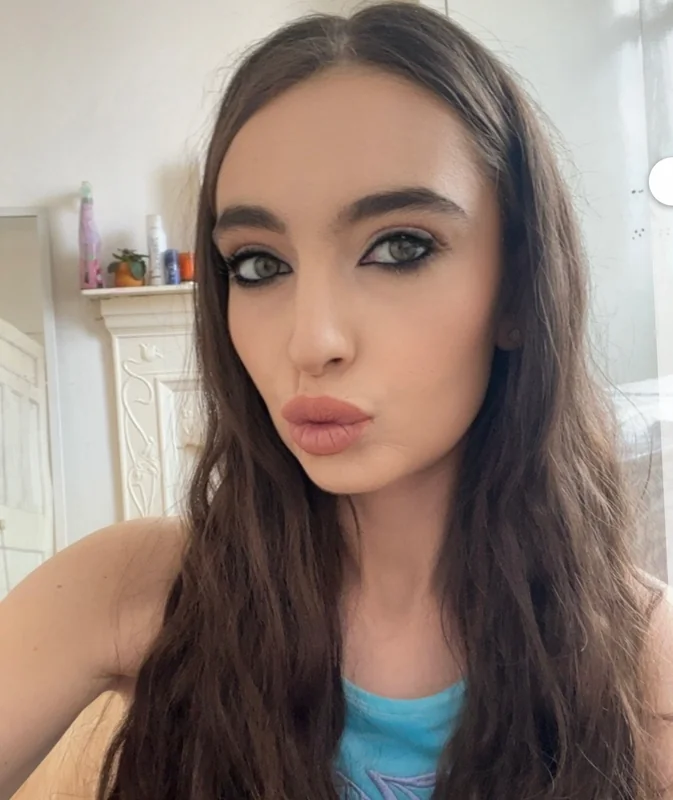 TIFFANY ELIZABETH OnlyFans Profile TIFFANY ELIZABETH OnlyFans creator with size 8 feet