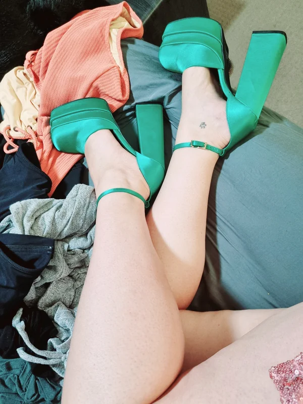 Misskit25 OnlyFans Profile Misskit25 OnlyFans creator showcasing her feet