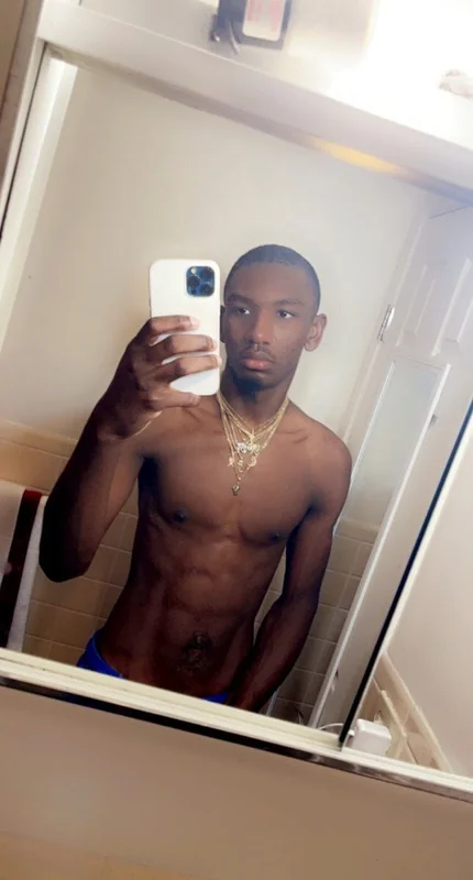 Unoticed19 OnlyFans Creator Profile Unoticed19 OnlyFans athletic male creator