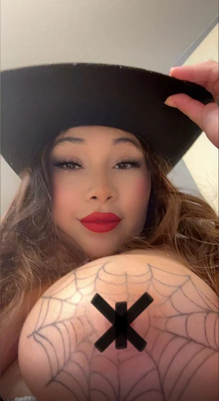 Ur fav mami<3 OnlyFans Profile Ur fav mami<3 OnlyFans Brunette Creator