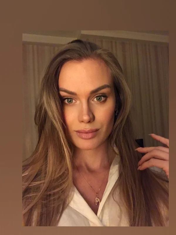 Viola Bloom OnlyFans traveler and SEO specialist