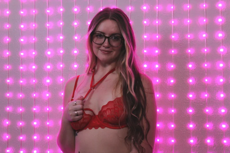 Bee on OnlyFans Bee OnlyFans creator with glasses
