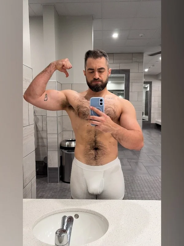 Zibroberto OnlyFans Creator Zibroberto OnlyFans hung hairy daddy